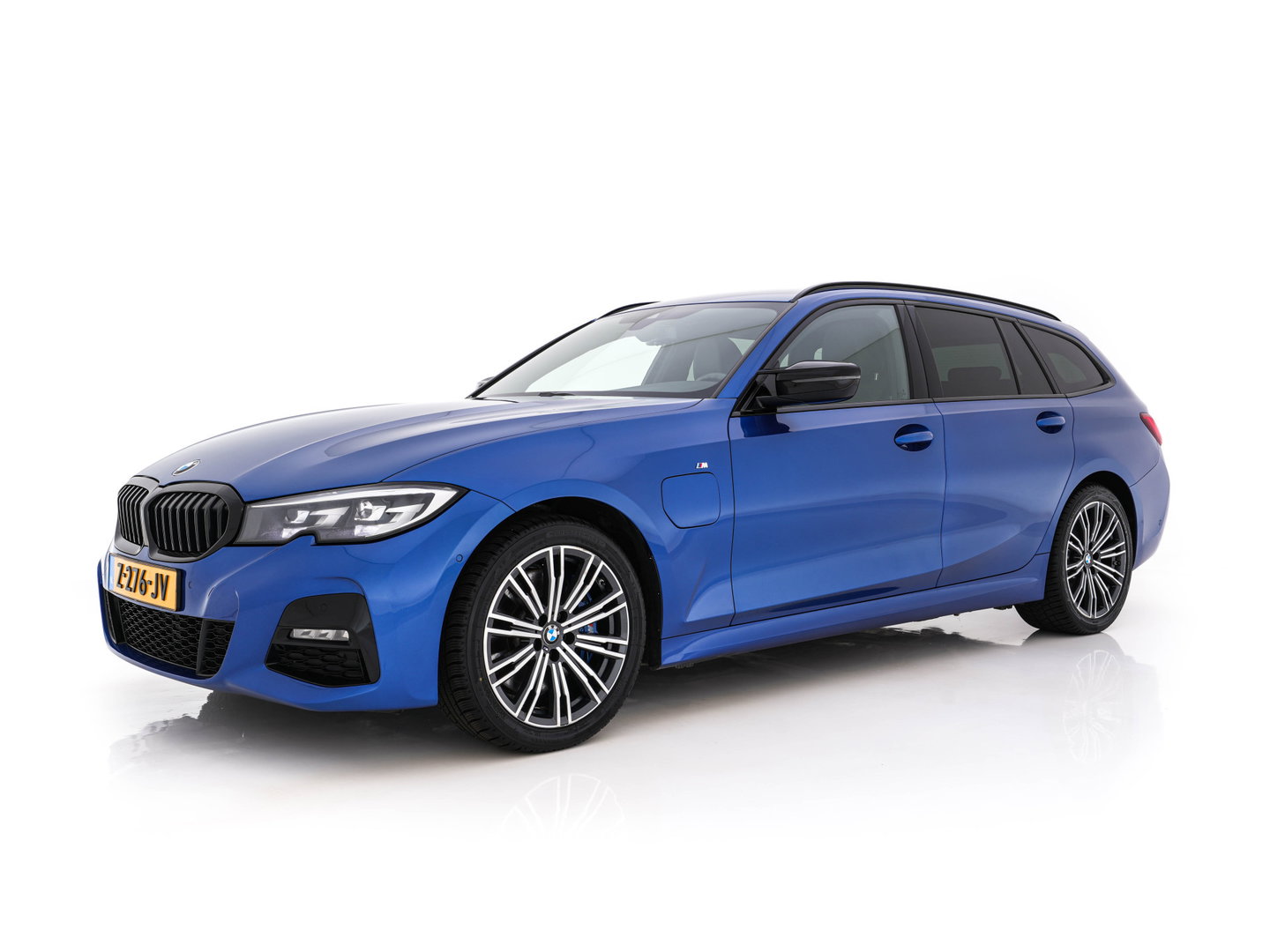 BMW 3 Serie Touring 330e High Executive M-Sportpack (Plug-in) Aut. *LEATHER-MICROFIBRE | FULL-LED | DIGI-COCKPIT | HEATED-SPORTSEATS | CAMERA | CARPLAY | SHIFT-PADDLES | NAVI-FULLMAP | PRIVACY-GLASS | ECC | PDC | CRUISE | TOWBAR | 18''ALU*