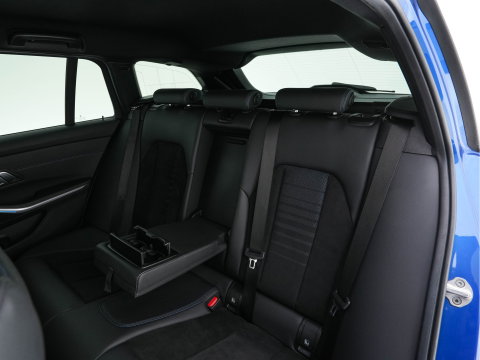 BMW 3 Serie Touring 330e High Executive M-Sportpack (Plug-in) Aut. *LEATHER-MICROFIBRE | FULL-LED | DIGI-COCKPIT | HEATED-SPORTSEATS | CAMERA | CARPLAY | SHIFT-PADDLES | NAVI-FULLMAP | PRIVACY-GLASS | ECC | PDC | CRUISE | TOWBAR | 18''ALU*