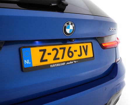 BMW 3 Serie Touring 330e High Executive M-Sportpack (Plug-in) Aut. *LEATHER-MICROFIBRE | FULL-LED | DIGI-COCKPIT | HEATED-SPORTSEATS | CAMERA | CARPLAY | SHIFT-PADDLES | NAVI-FULLMAP | PRIVACY-GLASS | ECC | PDC | CRUISE | TOWBAR | 18''ALU*