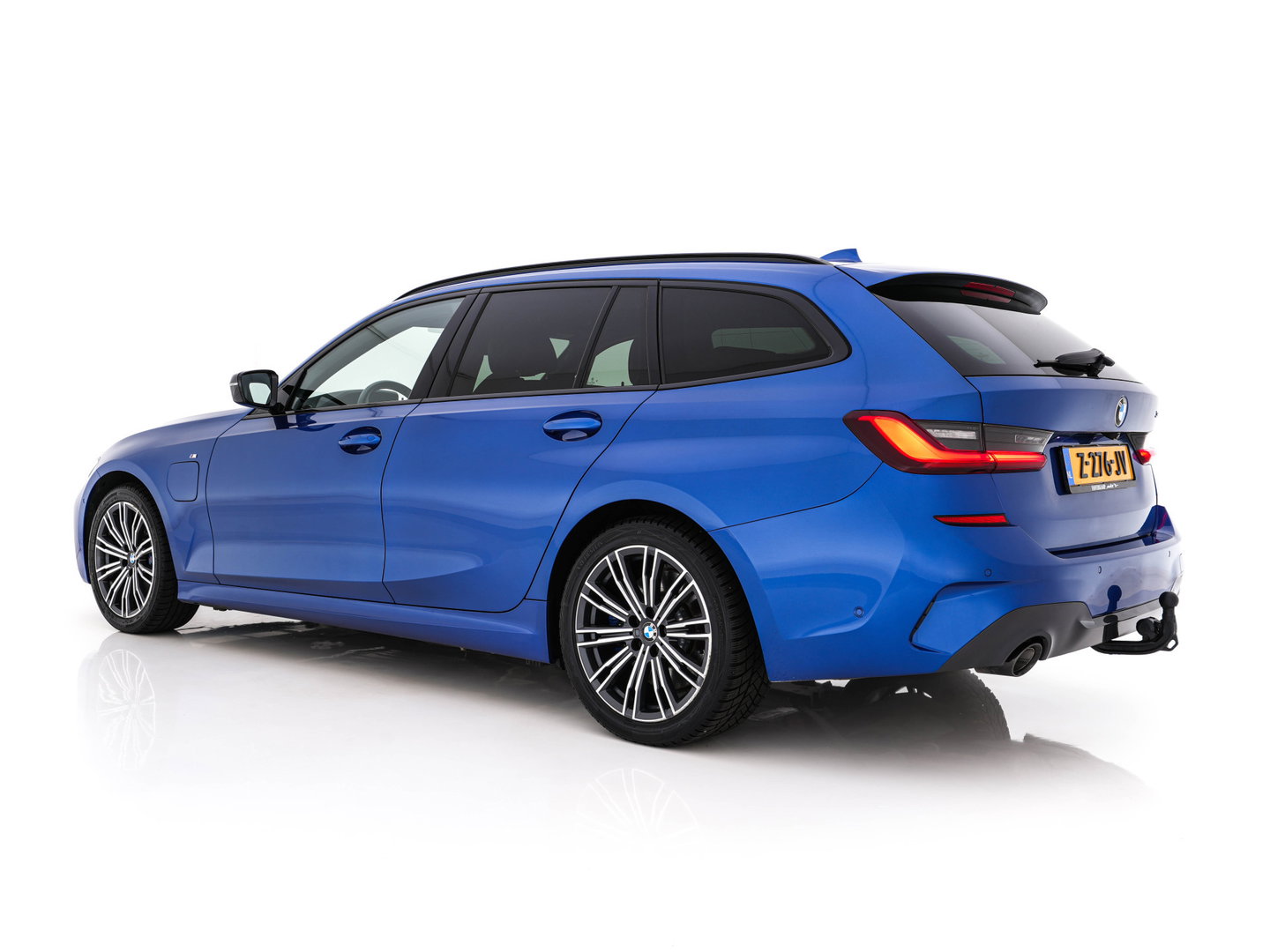 BMW 3 Serie Touring 330e High Executive M-Sportpack (Plug-in) Aut. *LEATHER-MICROFIBRE | FULL-LED | DIGI-COCKPIT | HEATED-SPORTSEATS | CAMERA | CARPLAY | SHIFT-PADDLES | NAVI-FULLMAP | PRIVACY-GLASS | ECC | PDC | CRUISE | TOWBAR | 18''ALU*