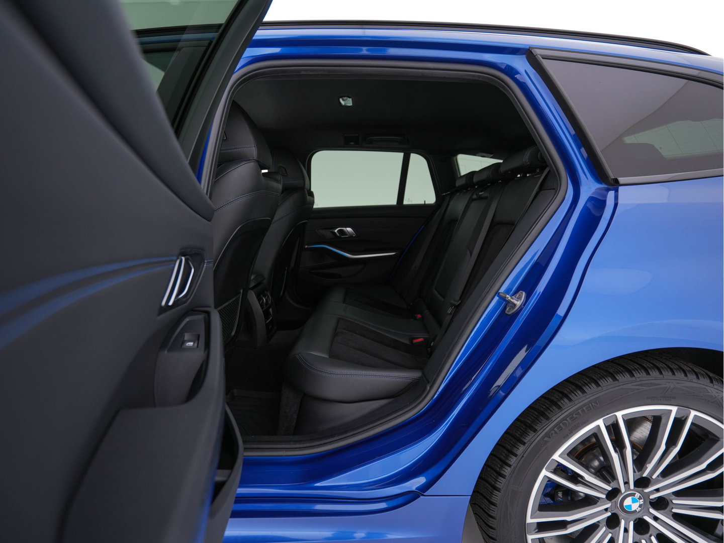 BMW 3 Serie Touring 330e High Executive M-Sportpack (Plug-in) Aut. *LEATHER-MICROFIBRE | FULL-LED | DIGI-COCKPIT | HEATED-SPORTSEATS | CAMERA | CARPLAY | SHIFT-PADDLES | NAVI-FULLMAP | PRIVACY-GLASS | ECC | PDC | CRUISE | TOWBAR | 18''ALU*