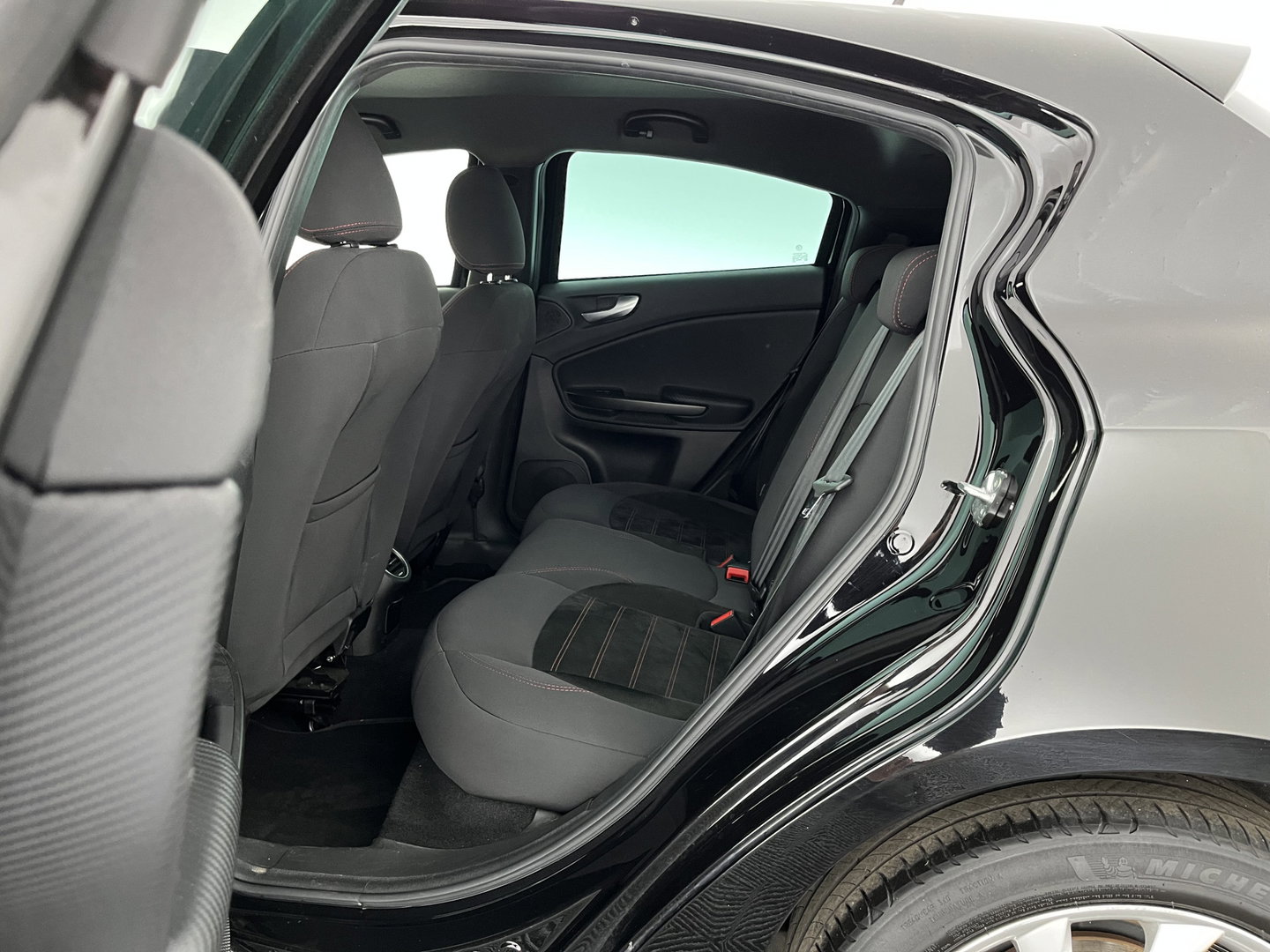 Alfa Romeo Giulietta 1.6 JTDM Super Pack Veloce Aut. *NAVI-FULLMAP | SPORTSEATS | SHIFTPADDLES | PRIVACY-GLASS | ECC | PDC | CRUISE | 17''ALU*