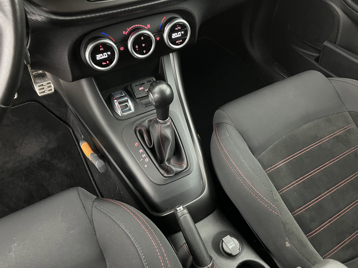 Alfa Romeo Giulietta 1.6 JTDM Super Pack Veloce Aut. *NAVI-FULLMAP | SPORTSEATS | SHIFTPADDLES | PRIVACY-GLASS | ECC | PDC | CRUISE | 17''ALU*