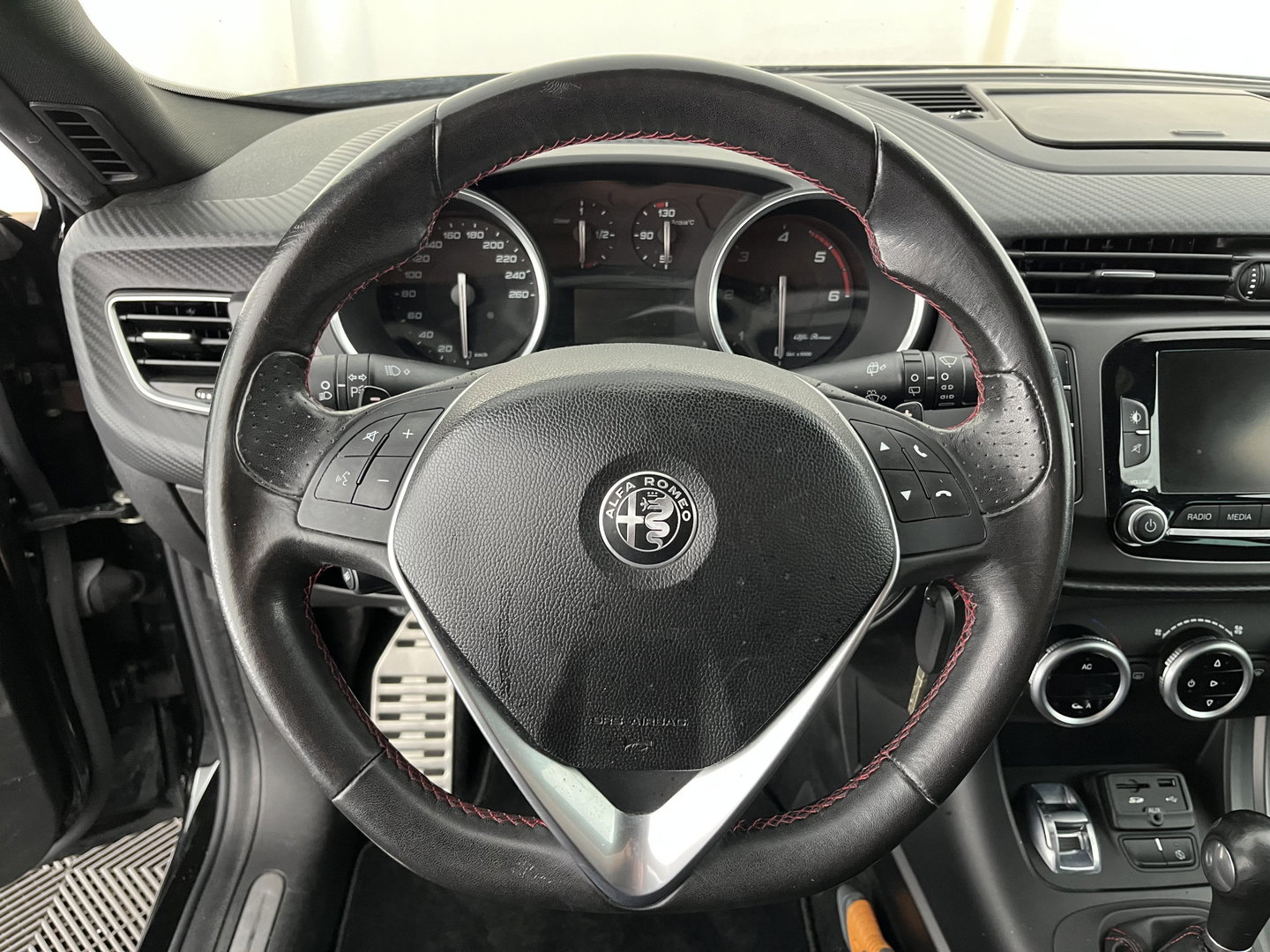 Alfa Romeo Giulietta 1.6 JTDM Super Pack Veloce Aut. *NAVI-FULLMAP | SPORTSEATS | SHIFTPADDLES | PRIVACY-GLASS | ECC | PDC | CRUISE | 17''ALU*