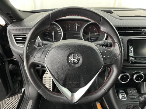Alfa Romeo Giulietta 1.6 JTDM Super Pack Veloce Aut. *NAVI-FULLMAP | SPORTSEATS | SHIFTPADDLES | PRIVACY-GLASS | ECC | PDC | CRUISE | 17''ALU*