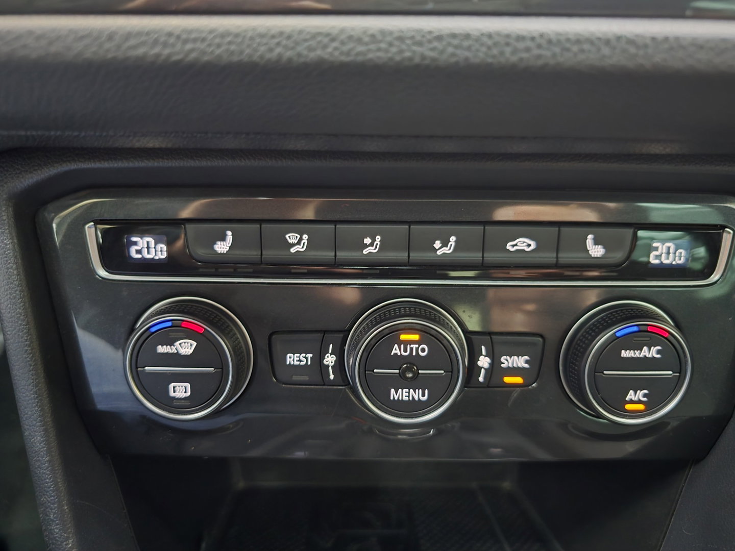 Volkswagen Tiguan 1.4 TSI Comfortline Business R PANO Draadloos laden Camera