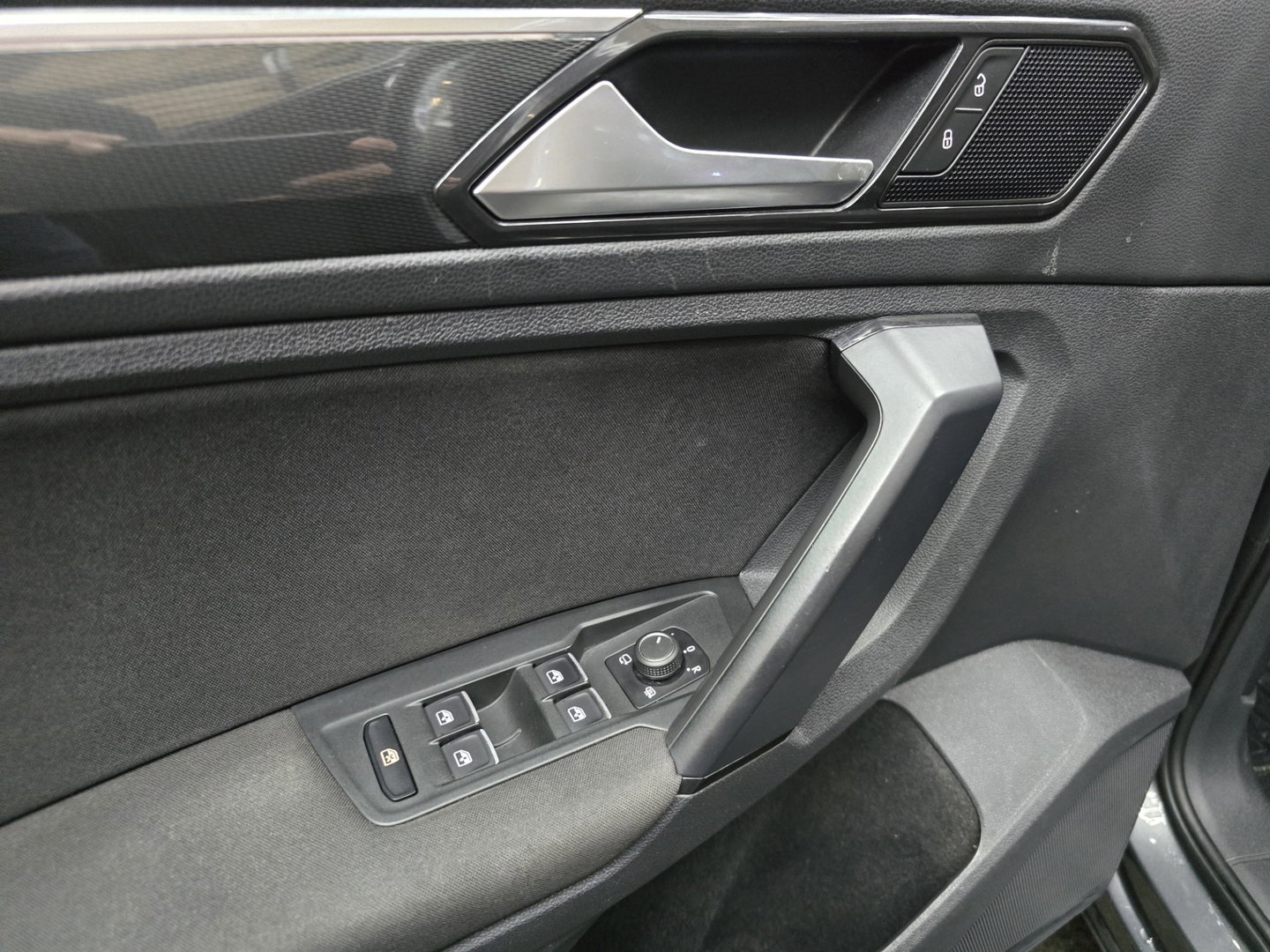 Volkswagen Tiguan 1.4 TSI Comfortline Business R PANO Draadloos laden Camera