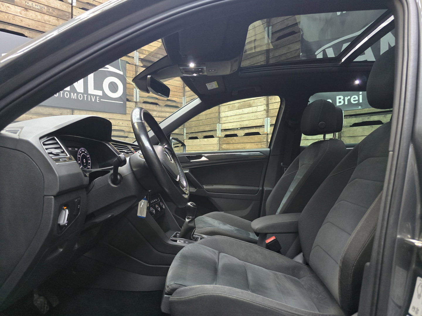 Volkswagen Tiguan 1.4 TSI Comfortline Business R PANO Draadloos laden Camera