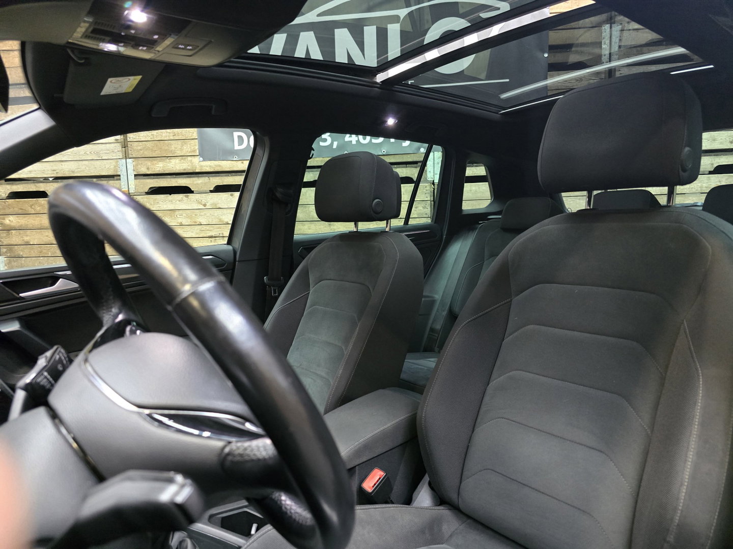 Volkswagen Tiguan 1.4 TSI Comfortline Business R PANO Draadloos laden Camera