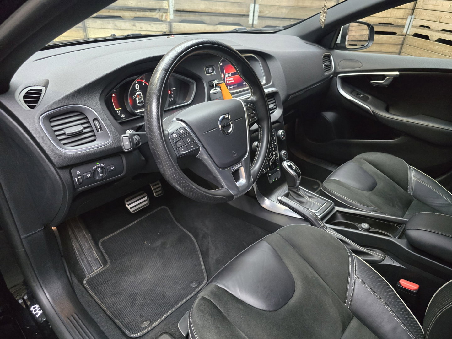 Volvo V40 1.5 T3 Kinetic R Design Pano LED Camera Trekhaak Clima Cruise LM