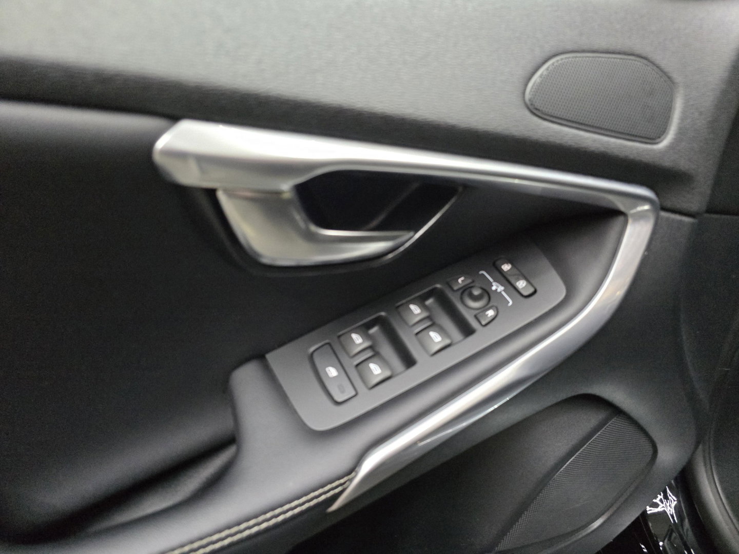 Volvo V40 1.5 T3 Kinetic R Design Pano LED Camera Trekhaak Clima Cruise LM