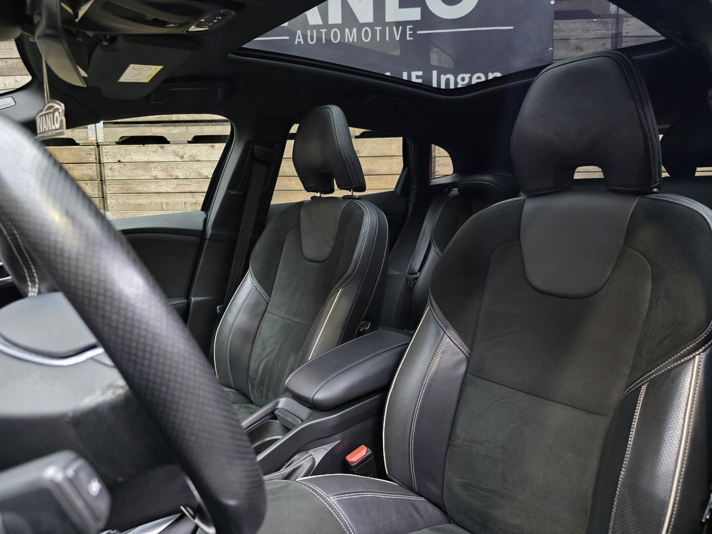 Volvo V40 1.5 T3 Kinetic R Design Pano LED Camera Trekhaak Clima Cruise LM