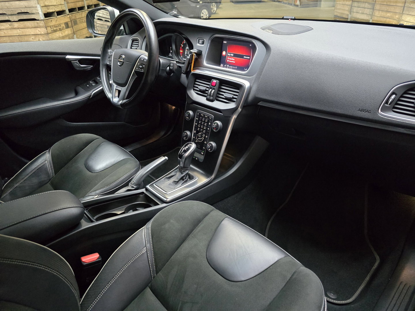 Volvo V40 1.5 T3 Kinetic R Design Pano LED Camera Trekhaak Clima Cruise LM