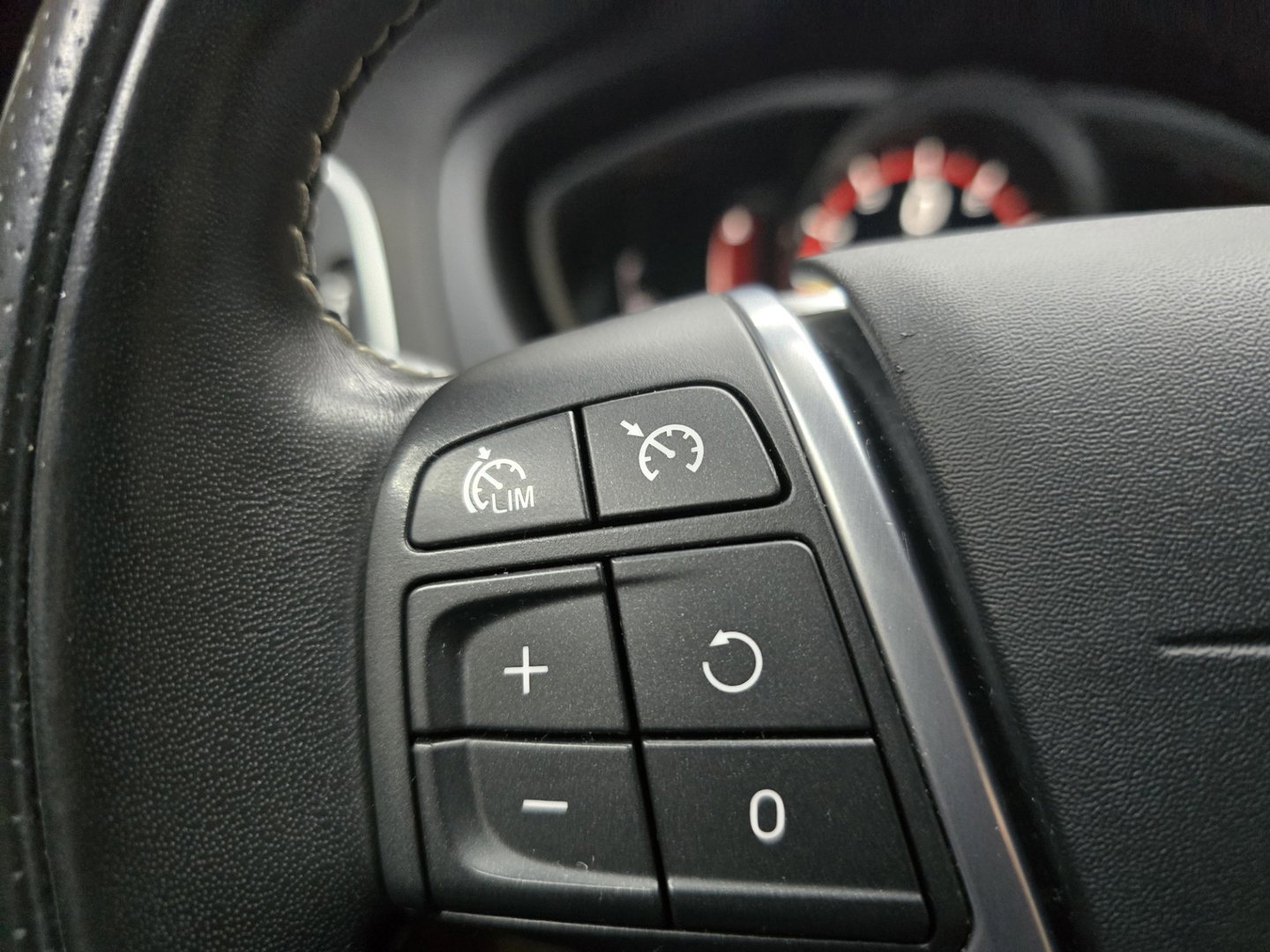 Volvo V40 1.5 T3 Kinetic R Design Pano LED Camera Trekhaak Clima Cruise LM