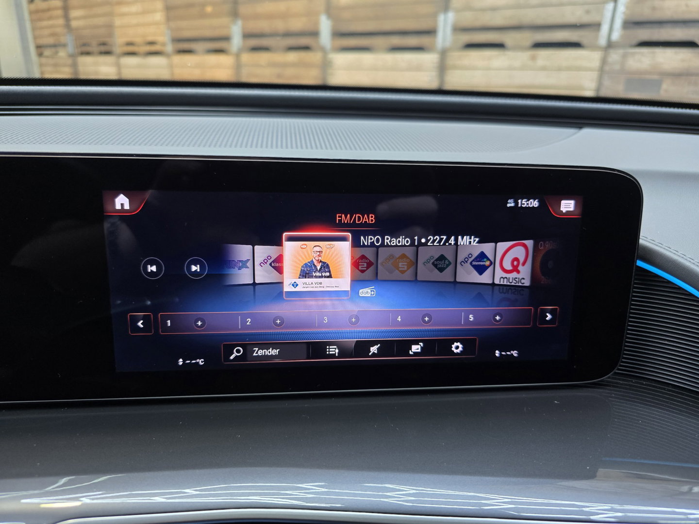 Mercedes-Benz EQC 400 4MATIC Business Solution AMG 80 kWh Navi Sfeerverlichting Camera 20"LM