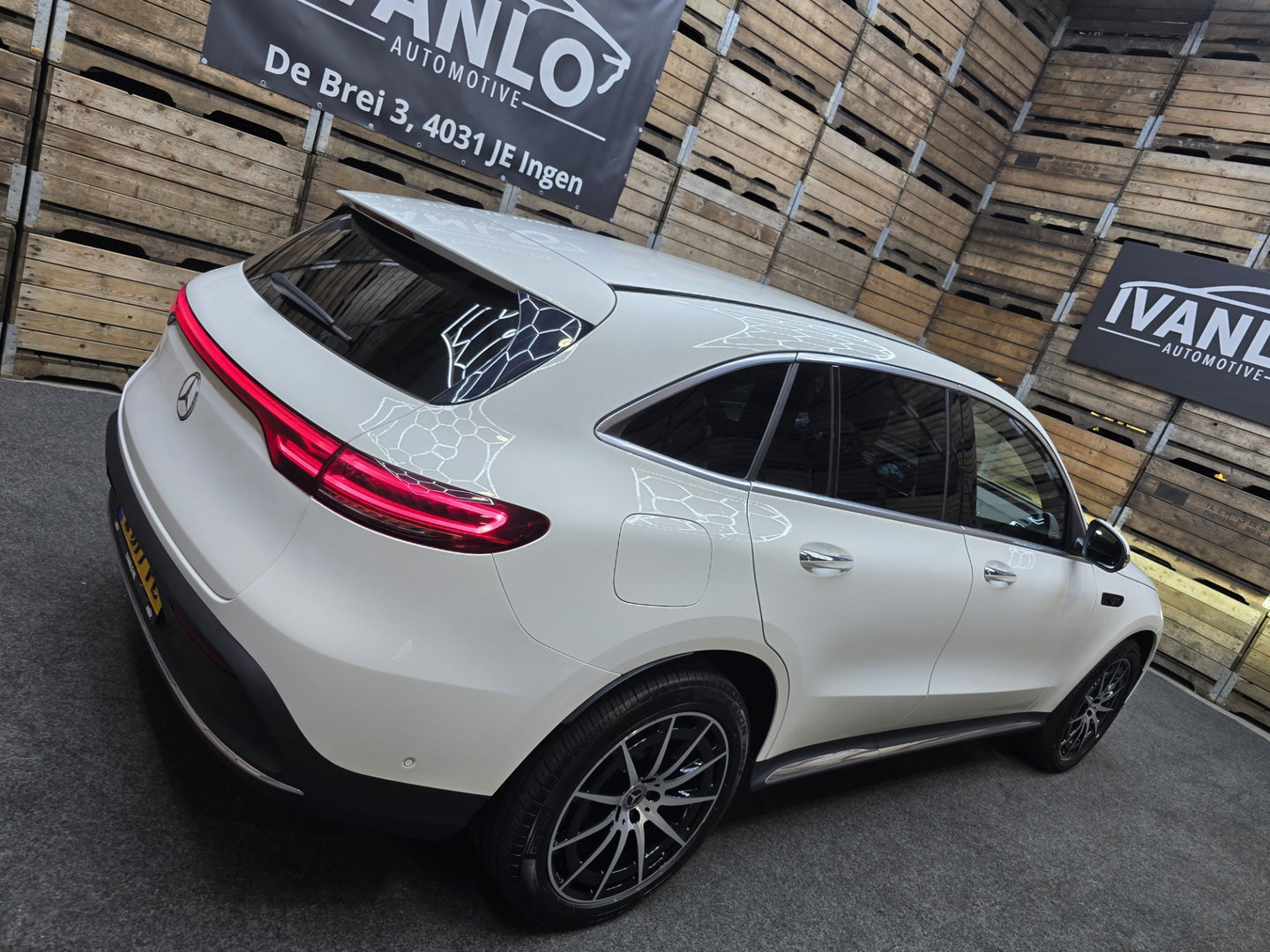 Mercedes-Benz EQC 400 4MATIC Business Solution AMG 80 kWh Navi Sfeerverlichting Camera 20"LM