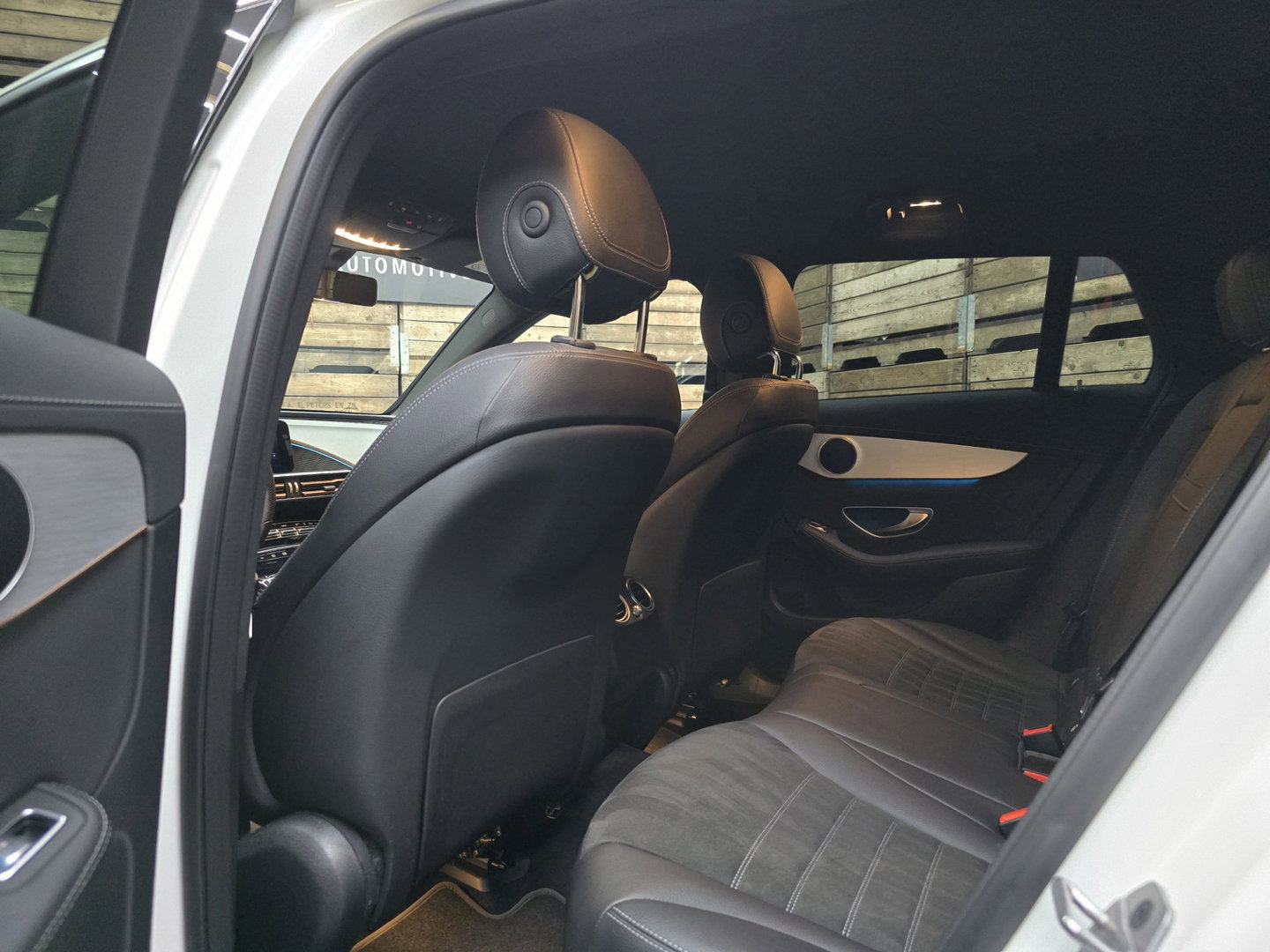 Mercedes-Benz EQC 400 4MATIC Business Solution AMG 80 kWh Navi Sfeerverlichting Camera 20"LM