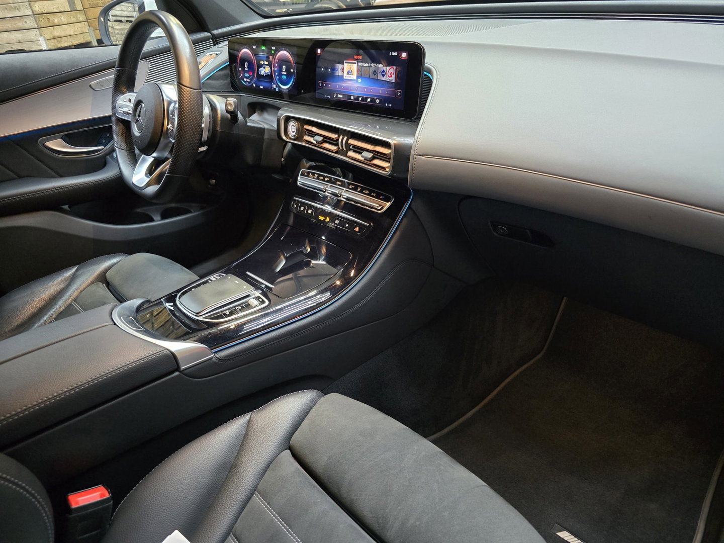 Mercedes-Benz EQC 400 4MATIC Business Solution AMG 80 kWh Navi Sfeerverlichting Camera 20"LM