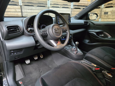 Toyota Yaris 1.6 GR Four Performance Carplay Akrapovic Carbon LED Camera 18"LM