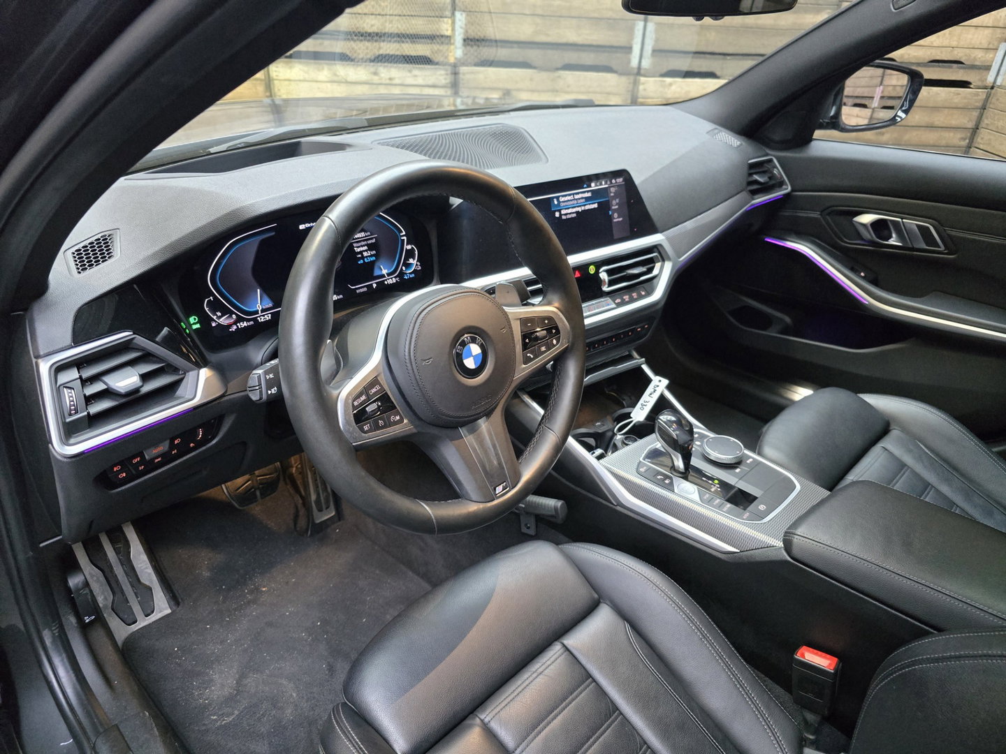BMW 3-serie 330e eDrive Edition M sport HUD Pano Leder Camera perf 19"LM