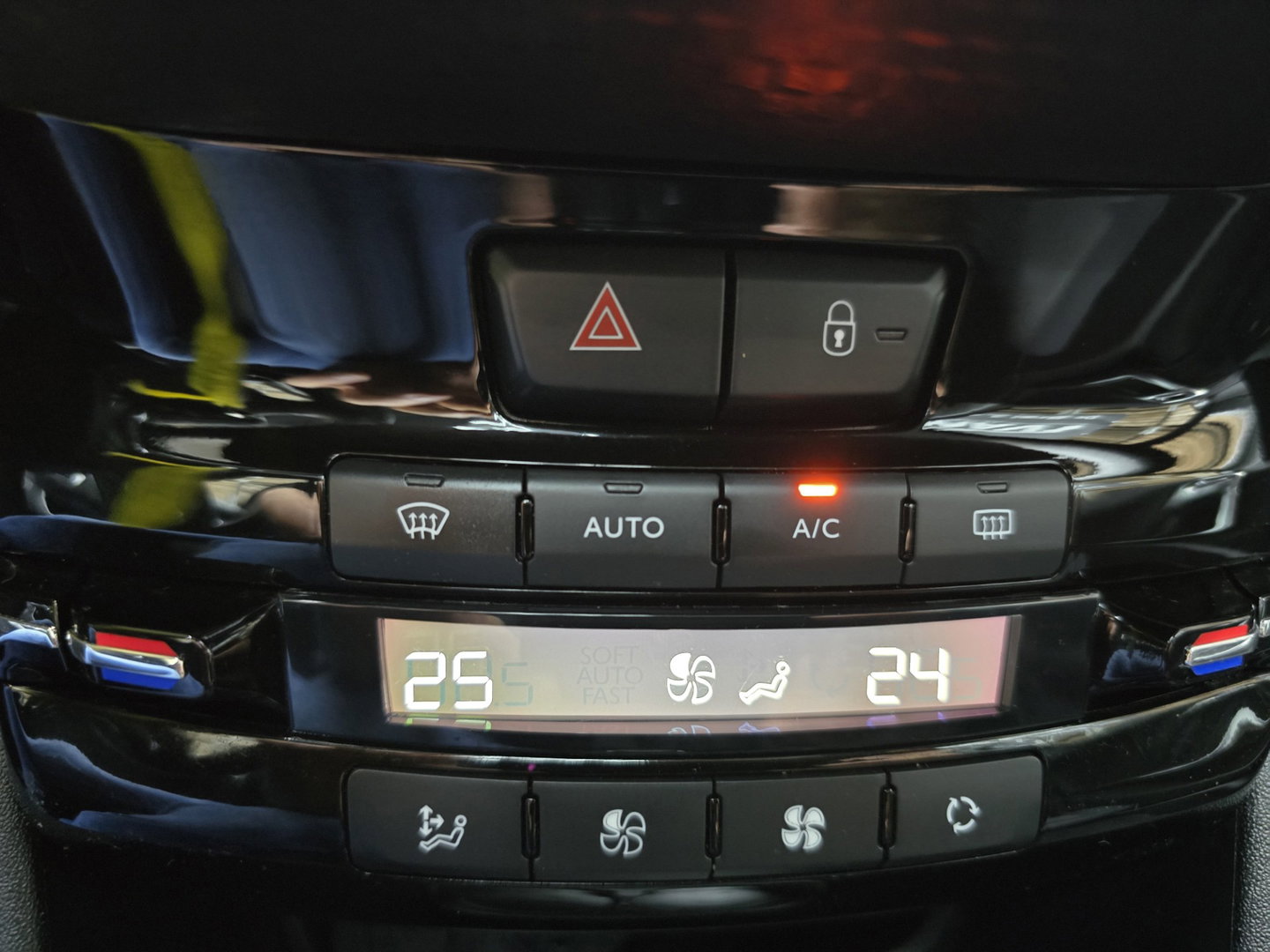 Peugeot 2008 1.2 PureTech Allure Pano Trekhaak Clima Navi Camera Bluetooth 16"LM