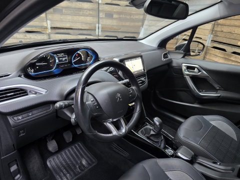 Peugeot 2008 1.2 PureTech Allure Pano Trekhaak Clima Navi Camera Bluetooth 16"LM