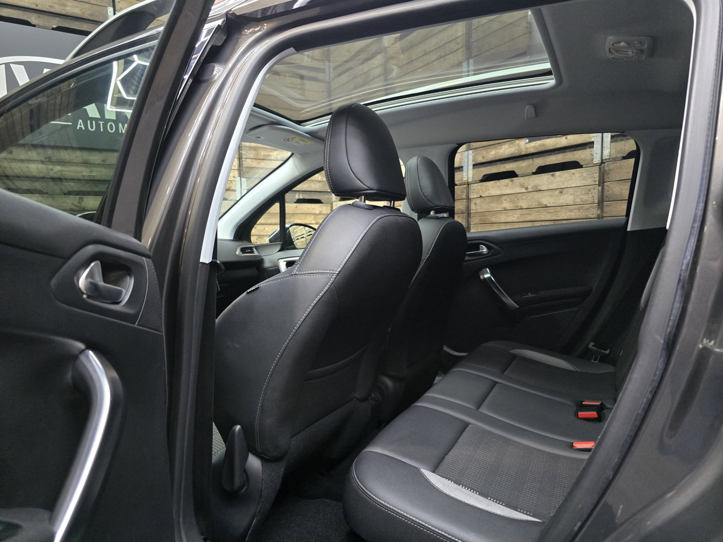 Peugeot 2008 1.2 PureTech Allure Pano Trekhaak Clima Navi Camera Bluetooth 16"LM