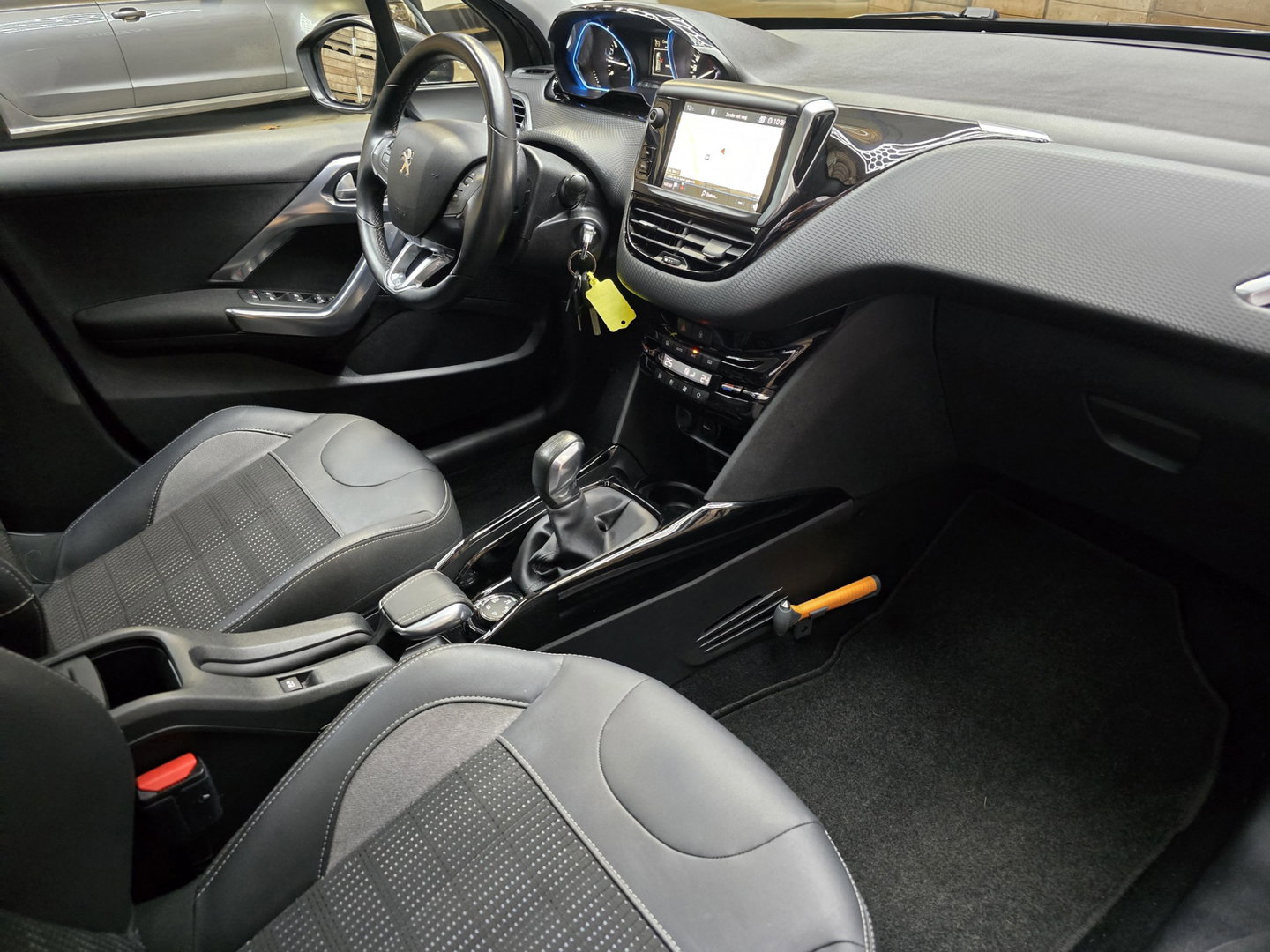 Peugeot 2008 1.2 PureTech Allure Pano Trekhaak Clima Navi Camera Bluetooth 16"LM