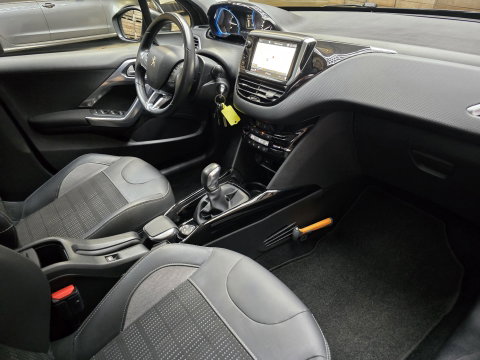 Peugeot 2008 1.2 PureTech Allure Pano Trekhaak Clima Navi Camera Bluetooth 16"LM