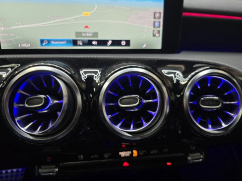 Mercedes-Benz A-Klasse AMG 35 4MATIC Premium Pano Sfeer Camera Navi LM Trekhaak