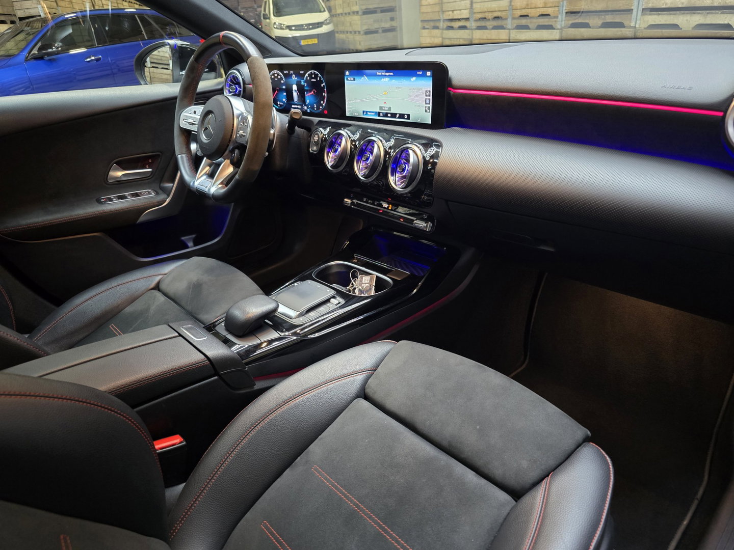 Mercedes-Benz A-Klasse AMG 35 4MATIC Premium Pano Sfeer Camera Navi LM Trekhaak