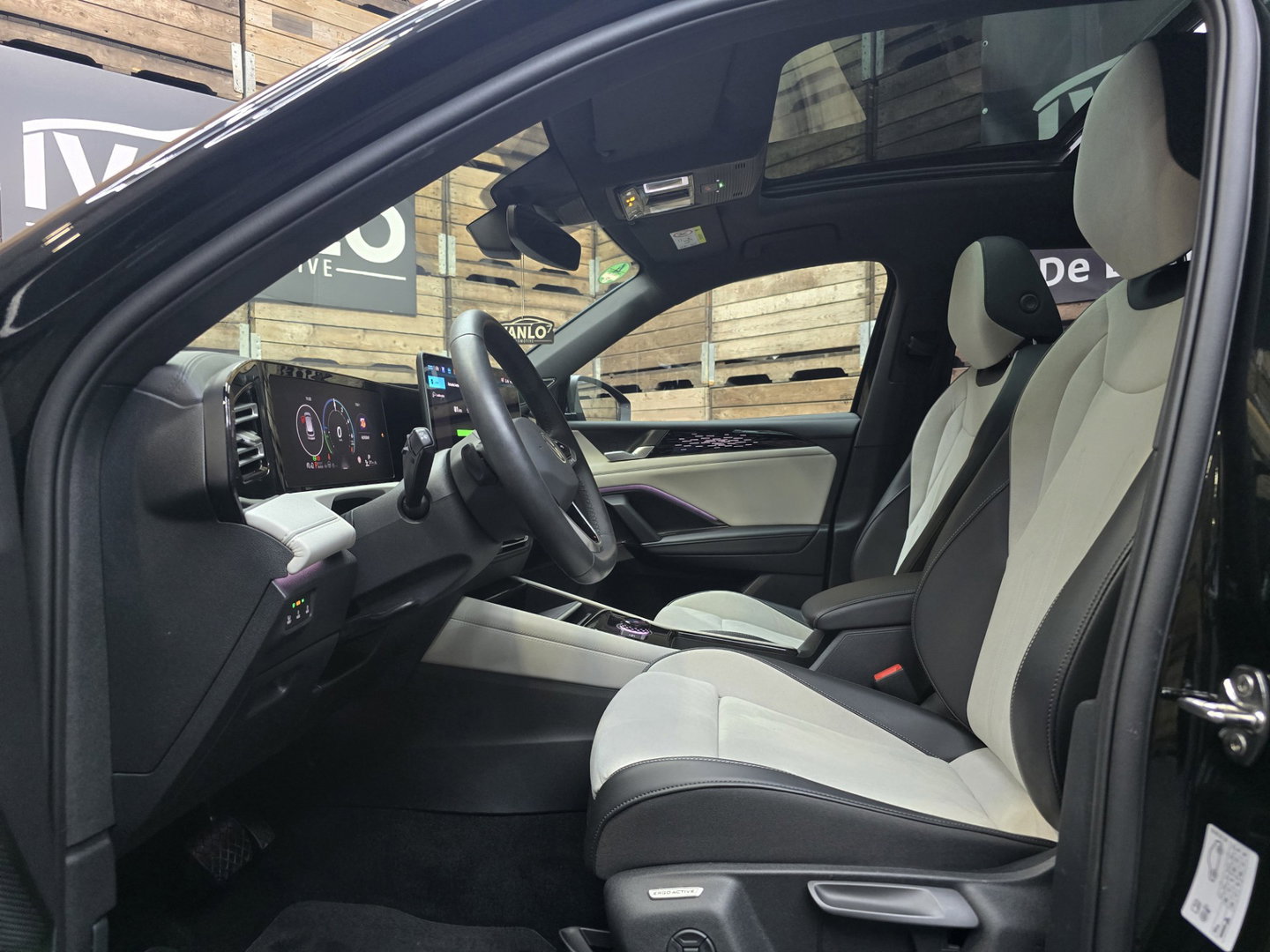 Volkswagen Tiguan 1.5 eHybrid Elegance IQ LIght Panorama 360 HUD Trekhaak 20"LM