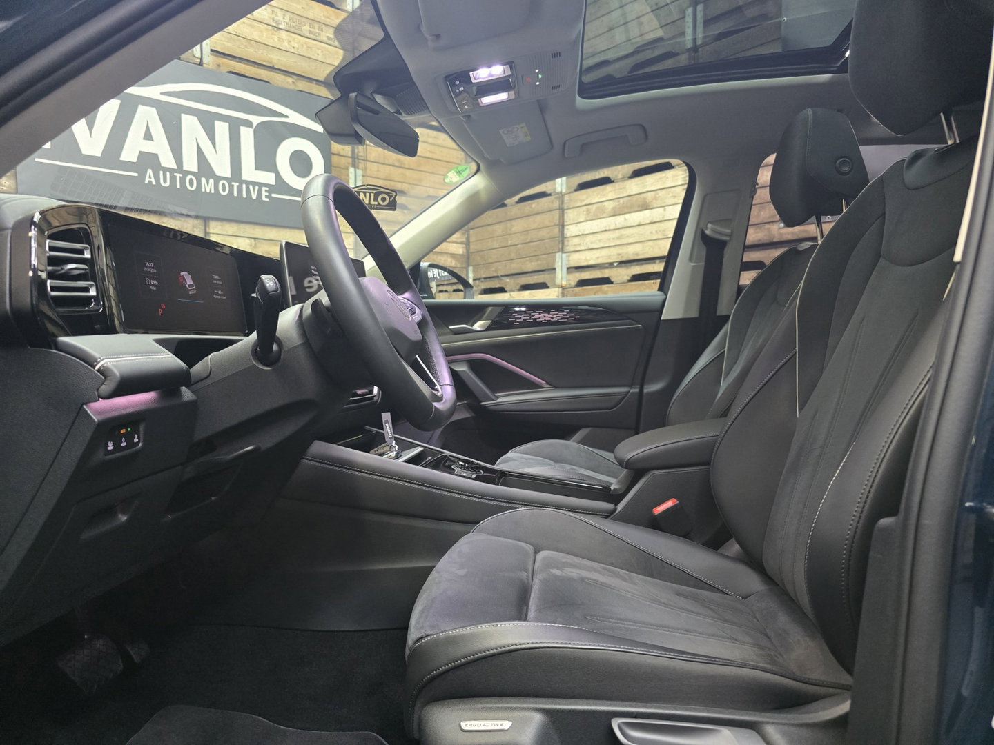 Volkswagen Tiguan 1.5 eHybrid Elegance IQ LIght Panorama 360 Trekhaak 20"LM