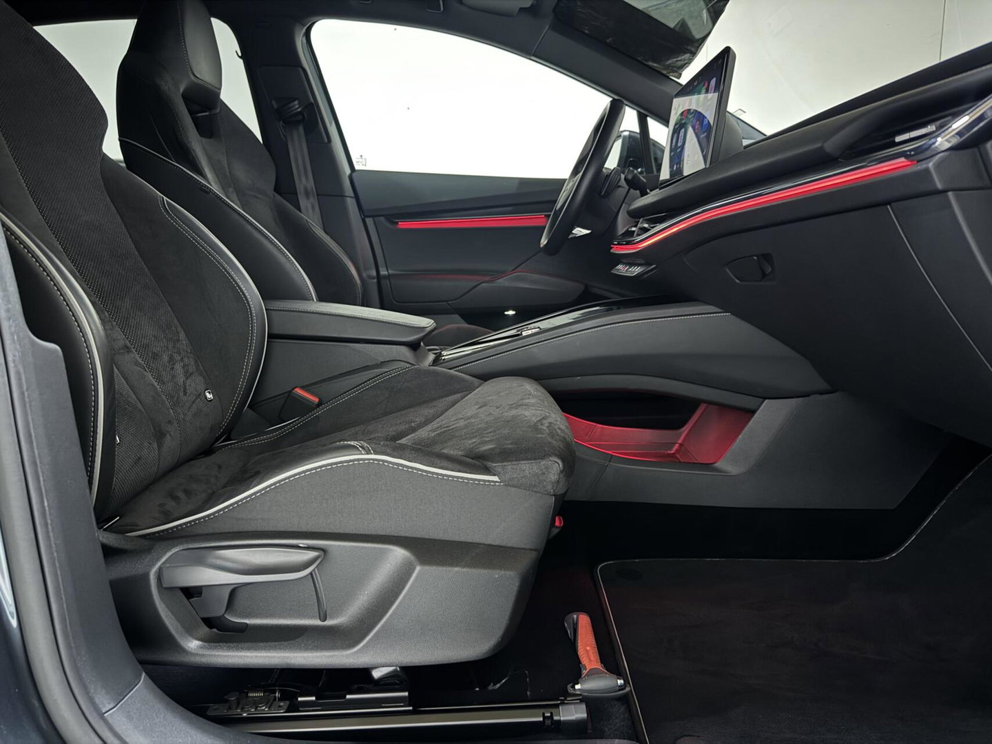 Škoda Enyaq iV 60 Sportline SOH 87% Carplay Camera Sfeerver. Stoel/Stuur verwarming