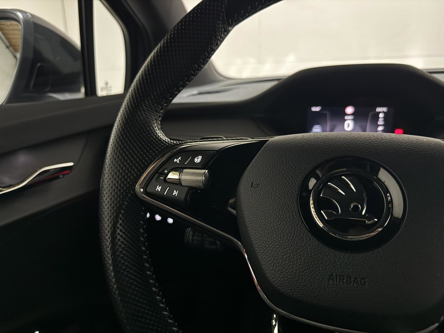 Škoda Enyaq iV 60 Sportline SOH 87% Carplay Camera Sfeerver. Stoel/Stuur verwarming