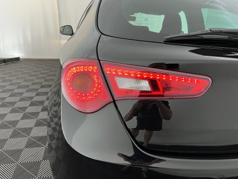 Alfa Romeo Giulietta 1.6 JTDM Super Pack Veloce Aut. *NAVI-FULLMAP | SPORTSEATS | SHIFTPADDLES | PRIVACY-GLASS | ECC | PDC | CRUISE | 17''ALU*