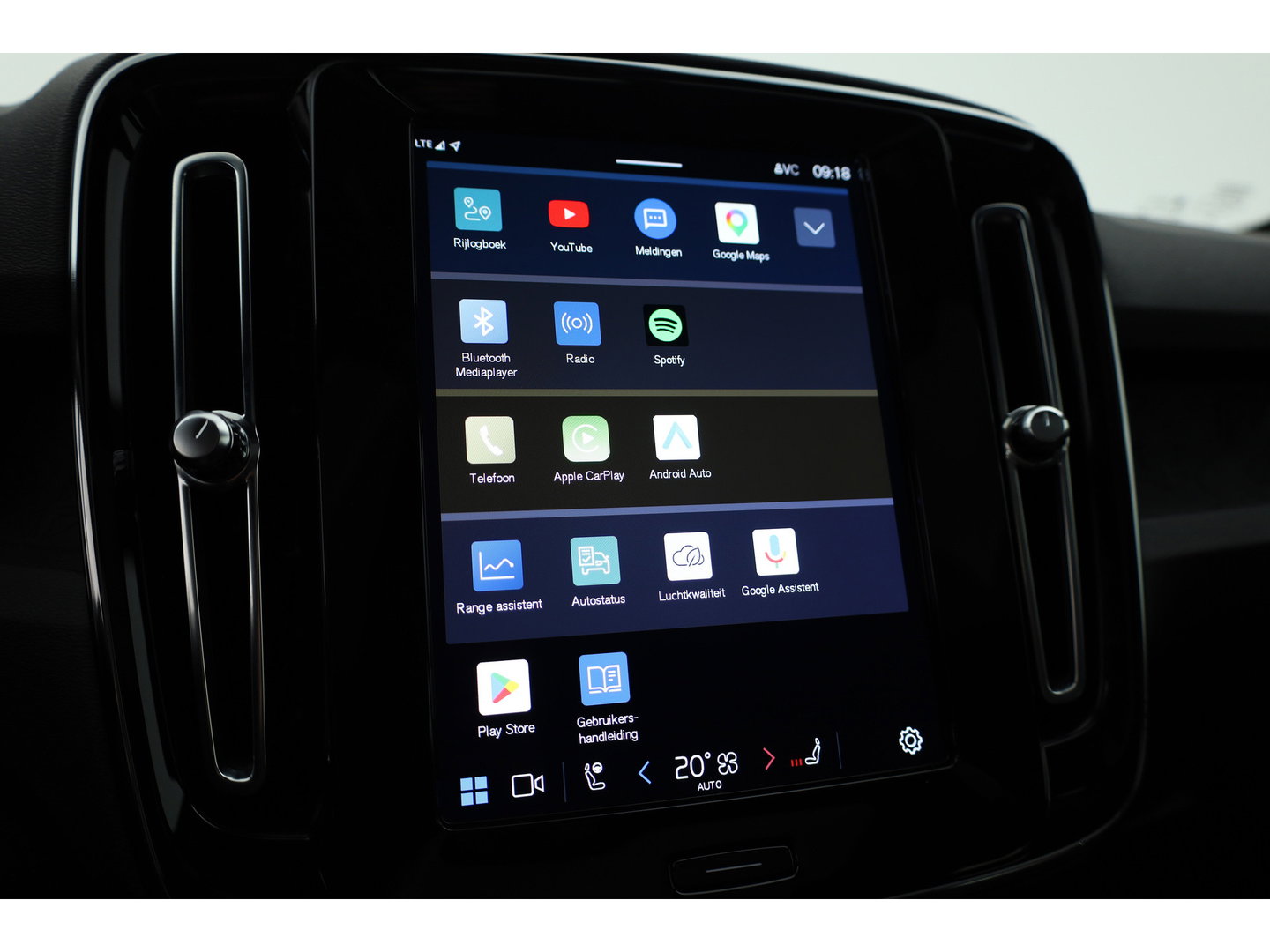 Volvo C40 Recharge Plus 69 kWh | Pano | Elek. Trekhaak | Stoel- Stuurverw. | Pilot Assist | Camera | Apple CarPlay