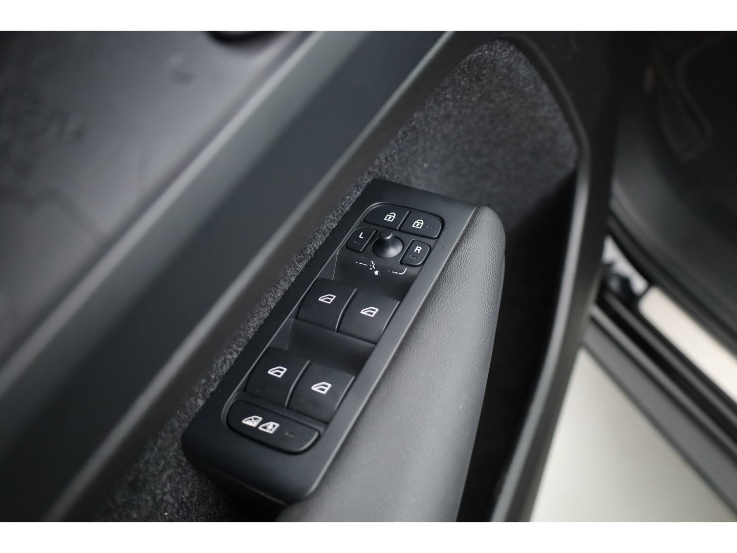 Volvo XC40 Single Motor Plus 69 kWh | SOH 94.4% | Adapt. Cruise | Keyless | Stoel-Stuurverw. | All Season | Camera | 19"
