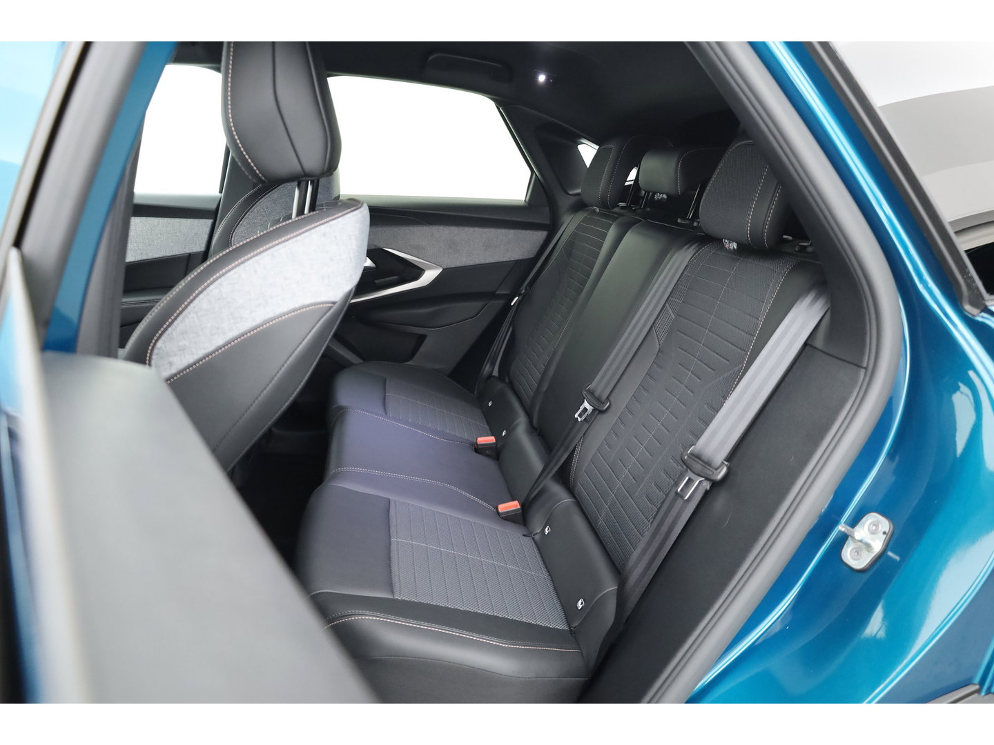 Peugeot 3008 1.2 Hybrid 136 Allure | Dig. Cockpit | Keyless | 360cam | Adapt. Cruise | Trekhaak | All Season | Apple Carplay & Android Auto