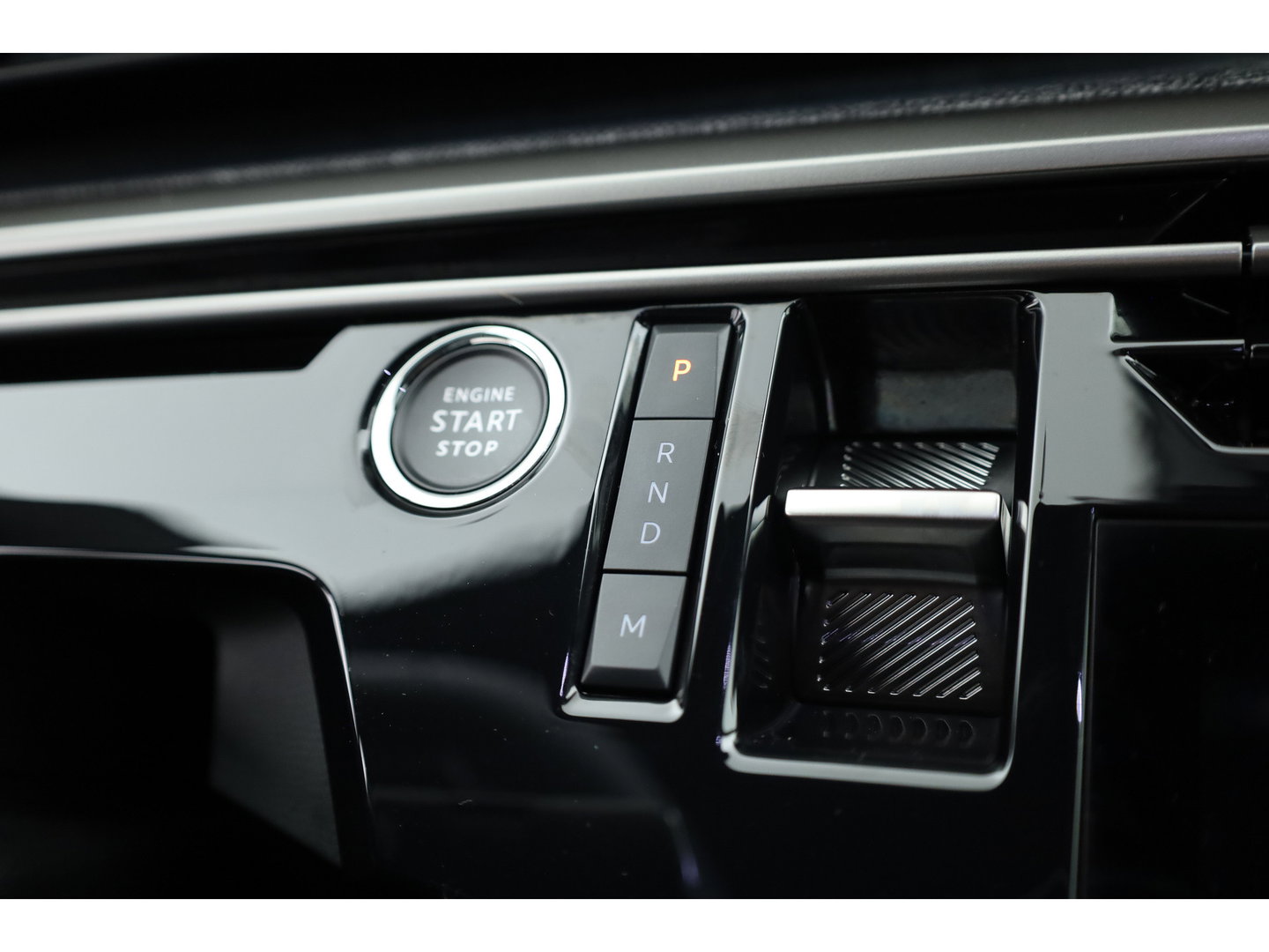 Peugeot 3008 1.2 Hybrid 136 Allure | Dig. Cockpit | Keyless | 360cam | Adapt. Cruise | Trekhaak | All Season | Apple Carplay & Android Auto