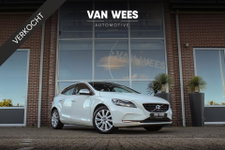 Volvo V40 - 2.0 D2 Momentum | NL auto | Sportstuur | Cruise control | Bluetooth | Navigatie | Climate control | Stoelverwarming | 17 inch | Origineel | Parkeersensoren | Trekhaak