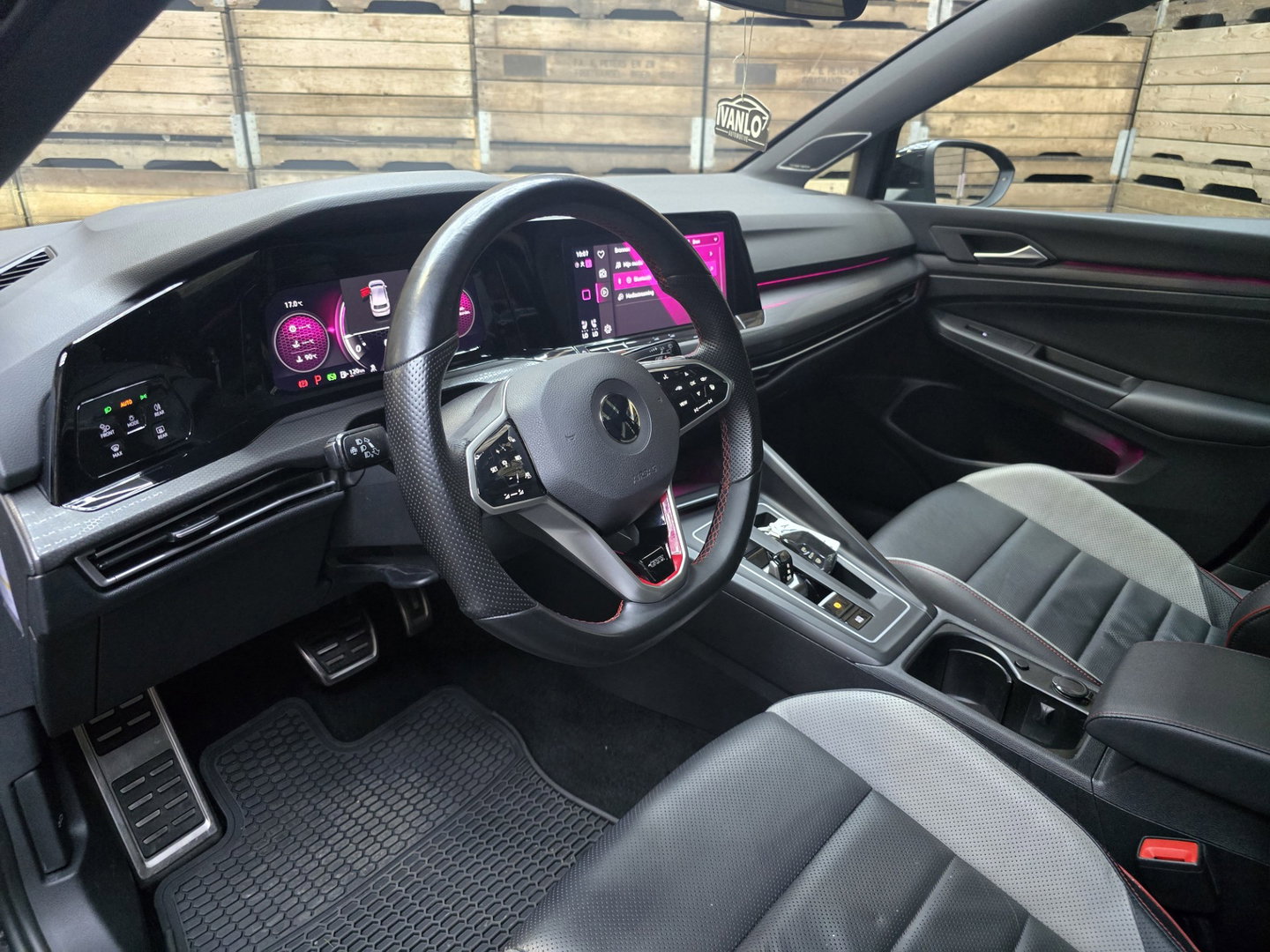Volkswagen Golf 2.0 TSI GTI Clubsport Pano IQ-Lights Leder Navi Camera memory 19" LM