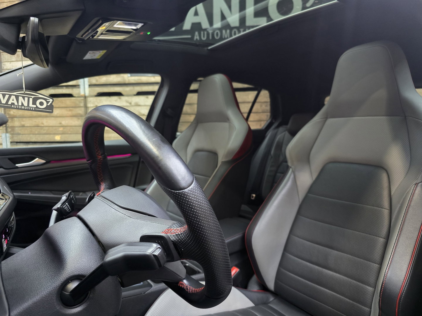 Volkswagen Golf 2.0 TSI GTI Clubsport Pano IQ-Lights Leder Navi Camera memory 19" LM
