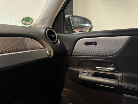 Mercedes-Benz GLB 250 4MATIC PANO KEYLESS CAM