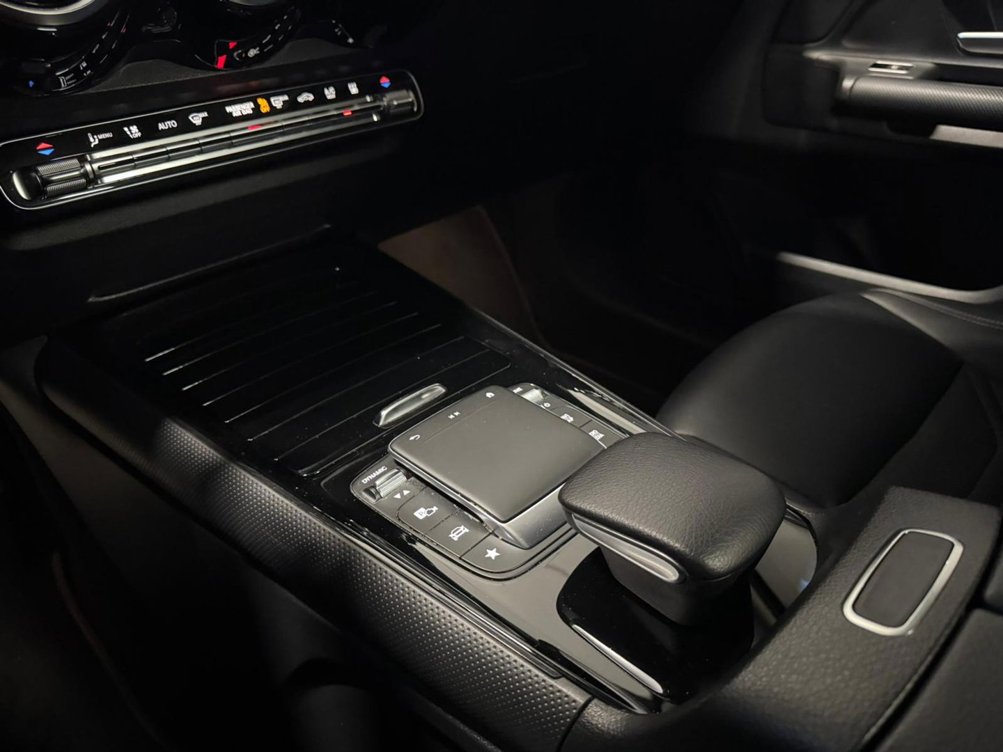 Mercedes-Benz GLB 250 4MATIC PANO KEYLESS CAM