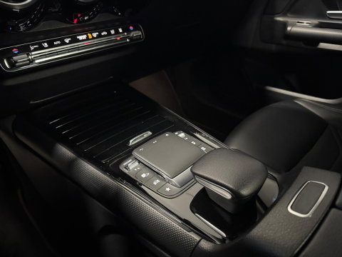 Mercedes-Benz GLB 250 4MATIC PANO KEYLESS CAM