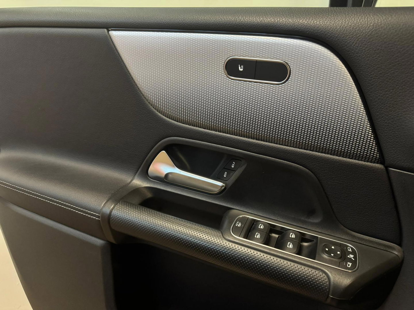 Mercedes-Benz GLB 250 4MATIC PANO KEYLESS CAM