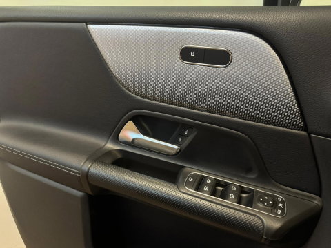 Mercedes-Benz GLB 250 4MATIC PANO KEYLESS CAM