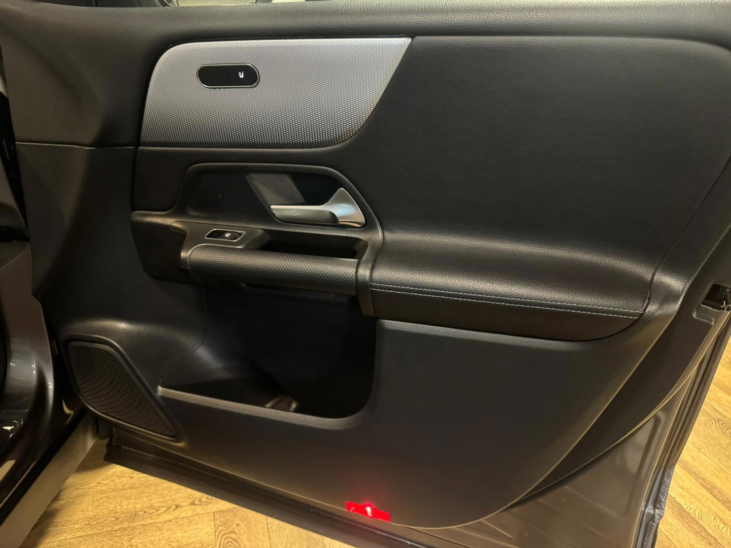 Mercedes-Benz GLB 250 4MATIC PANO KEYLESS CAM