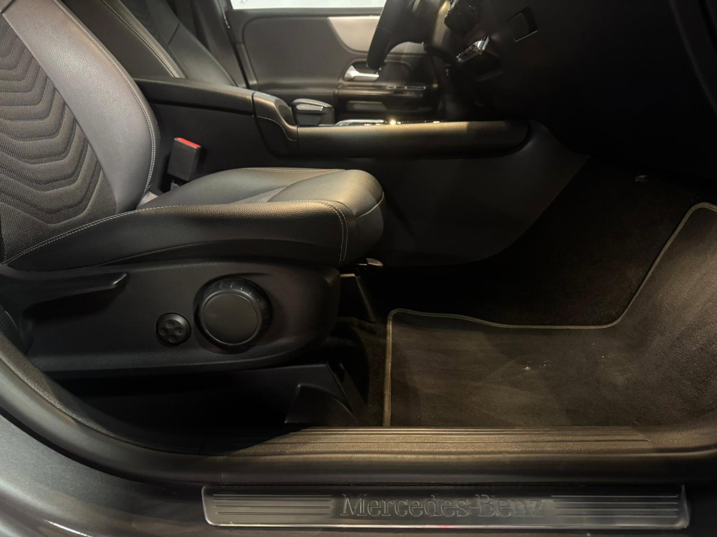 Mercedes-Benz GLB 250 4MATIC PANO KEYLESS CAM